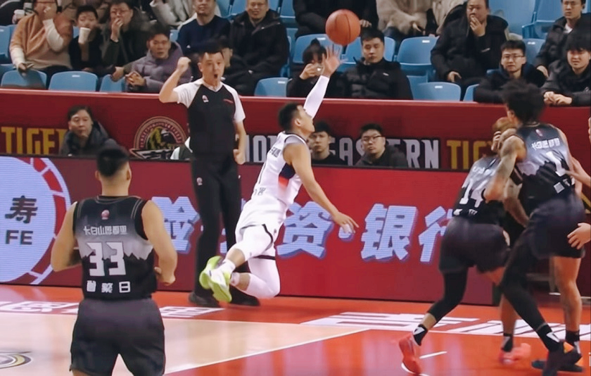 龙珠体育直播-虎口拔牙！克里斯缺阵，山东男篮强势逆转：高诗岩3记3分鼎定乾坤
